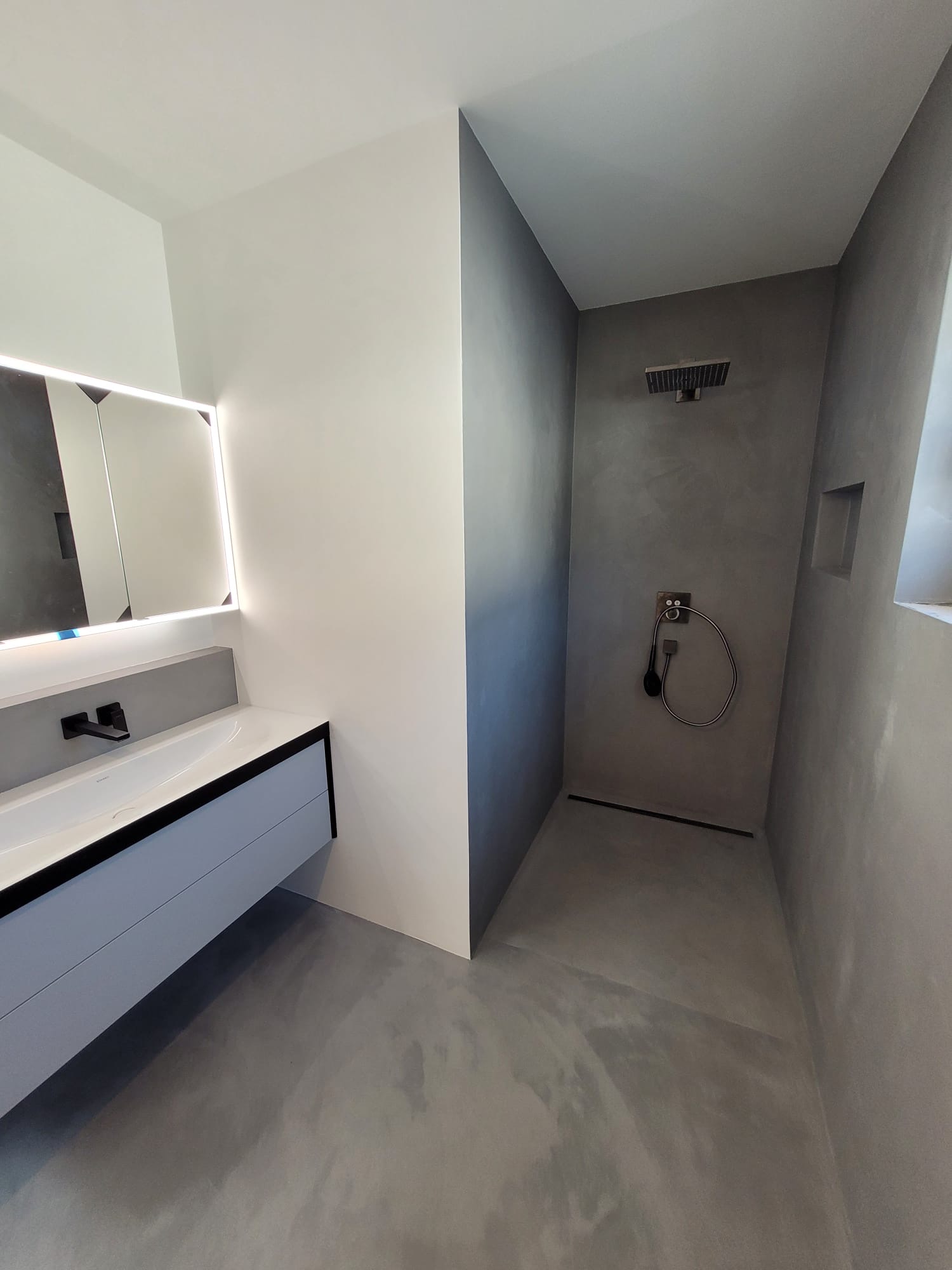 Modernes Badezimmer mit weißem Waschtisch