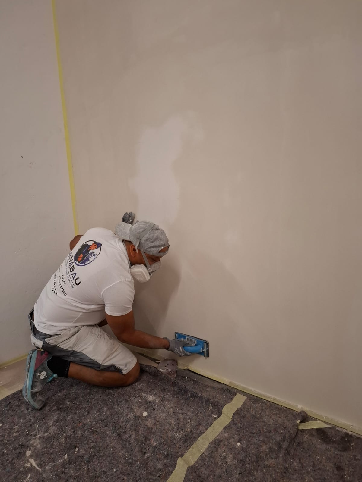 Spachtelarbeiten an einer Wand